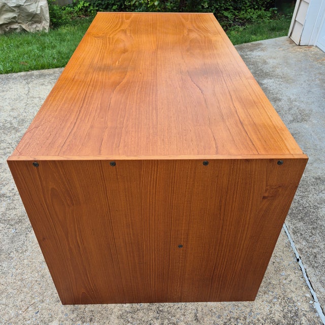 1970s Danish Modern Teak Veneer Executive Desk W/ Locking Drawers For Sale - Image 4 of 10