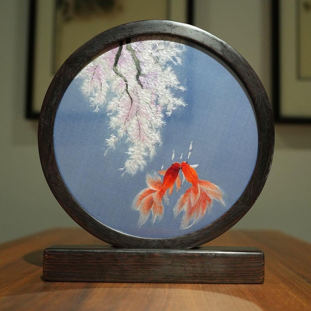 Double-Sided Suzhou Embroidery Goldfish Artwork – Handcrafted Silk Feng Shui Decor For Sale - Image 4 of 5