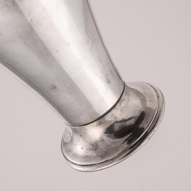 A large “milk churn“ shaped cocktail shaker made in the USA, produced in the 1940's. Just as the prohibition era was...