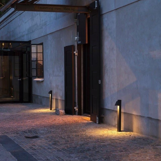 Spreaderlight mounted on a pole, sandcasted brass with frosted glass. Spreaderlight: width 80mm - height 130mm -...