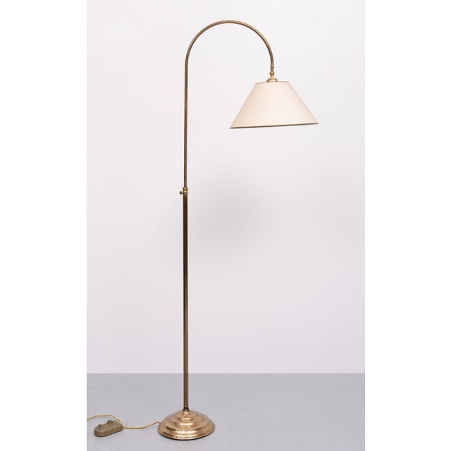 Mid-Century Modern Classic Brass Floor Lamp with Curved Neck, 1950s For Sale - Image 3 of 11