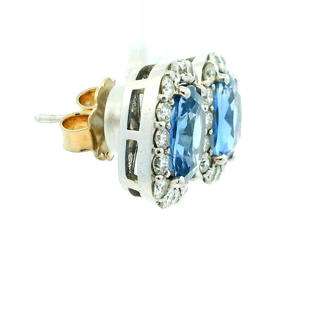 Contemporary Ceylon Sapphire Diamond Cluster Earrings in 18k White Gold, 8.5 Carats, A Pair For Sale - Image 3 of 10