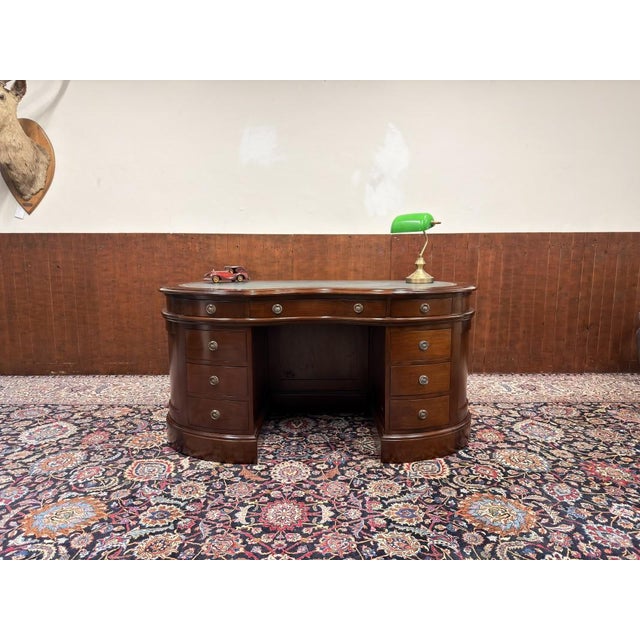 English Kidney-Shaped Chesterfield Desk, in Very Good conditions. Designed 1920 to 1949