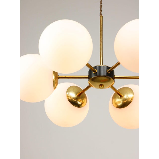 Takes 6x e27 light bulb (not included). A standard e26 american/canadian size also fits (tested). Works with 220v as well...