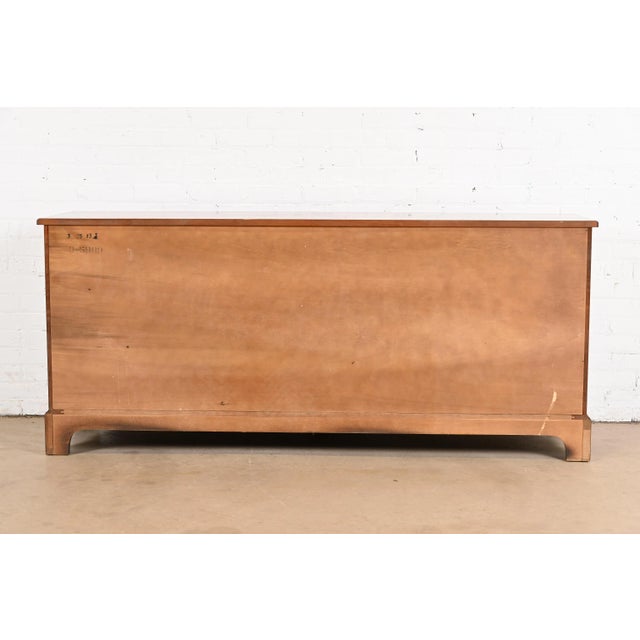 Henredon Georgian Banded Mahogany Eight-Drawer Double Dresser For Sale - Image 11 of 12