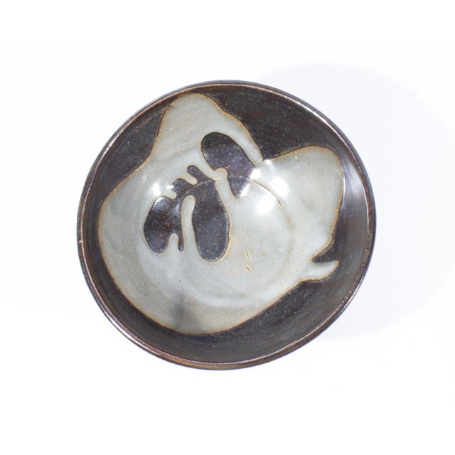 A studio pottery bowl by American ceramic artist Byron Temple (1933-2002). The functional vessel features a stoneware body...