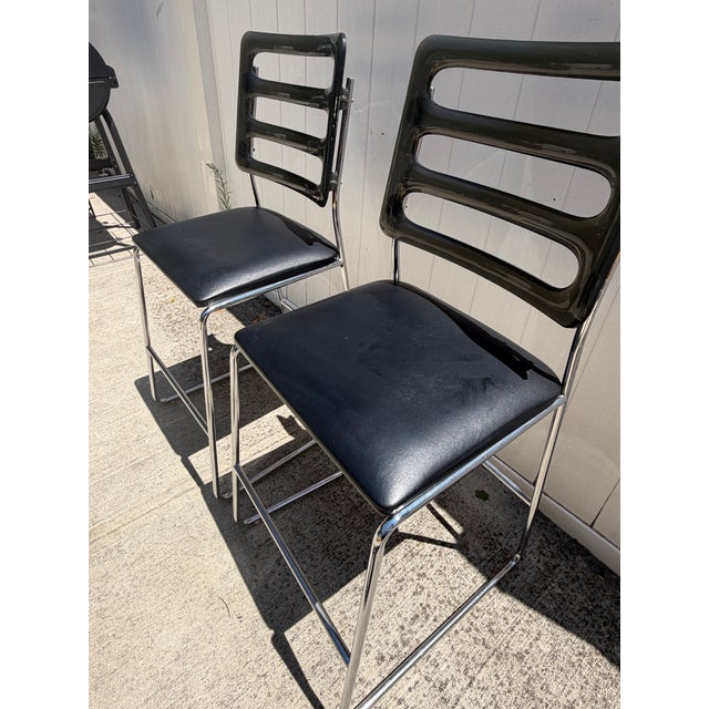 Late 20th Century Vintage 1970s Chrome and Black Vinyl Bar Stools – Pair For Sale - Image 5 of 9