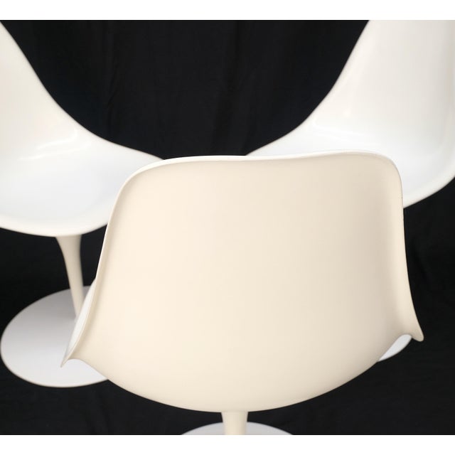 White Set of 3 Mid Century Modern Tulip Base White Fiberglass Side Dining Chairs MINT! For Sale - Image 8 of 14