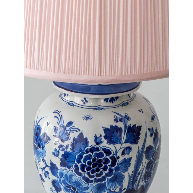 Blue and White Hand-Painted Floral Ginger Jar Table Lamps with Pink Silk Lampshades from Royal Delft, 1971, Set of 2 For Sale - Image 11 of 18