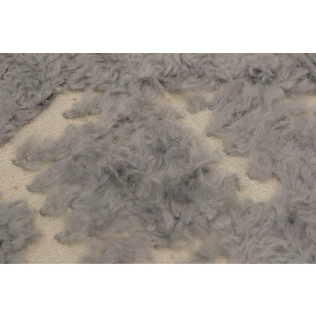 1990s 1990s 1990s Modern Moroccan High-Low Ivory/Blue Wool Rug - 5'9'' X 8'11'' For Sale - Image 5 of 8