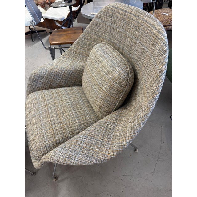 1960s Early Production Saarinen Knoll Womb Chair & Ottoman Reupholstered LIC Label For Sale - Image 11 of 18