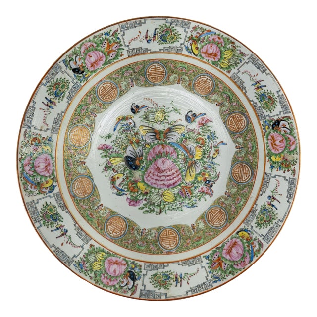 18th or 19th Century Chinese Export Famille Verte Rose Medallion Charger For Sale