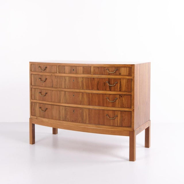 Chest of Drawers in Flamed Walnut and Brass attributed to Ole Wanscher, 1940s For Sale - Image 10 of 13