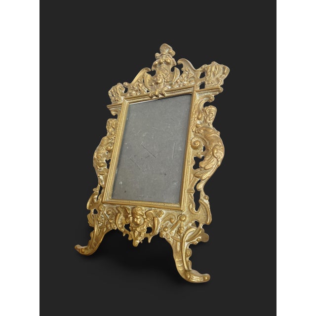 Superb rectangular gilt bronze frame mounted on two cabriole feet with a rear support. The back is fitted with glass. The...