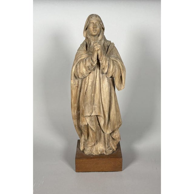 The Virgin Mary in Prayer Carved wood, traces of polychromy French work, 16th century Height 46 cm from a French private...
