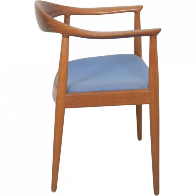 Hans Wegner The Chair, model JH501, with a frame of lacquered mahogany and a seat upholstered in blue fabric. The chair is...