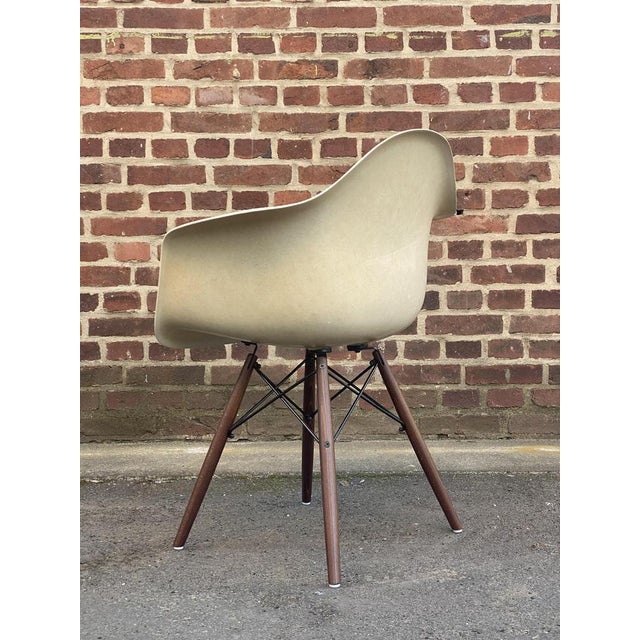 Vintage Fiberglass Armchair in Parchment by Charles Eames for Herman Miller, 1970s For Sale - Image 13 of 16