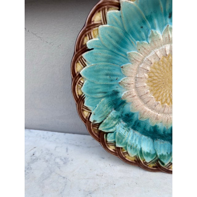 Victorian 19th Century English Victorian Majolica Sunflower Plate For Sale - Image 3 of 5