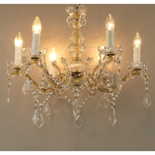 The chandelier requires 6 x e-14 candle bulbs. all types of light sources e-14 bulb socket can be used (led, energy-saving...