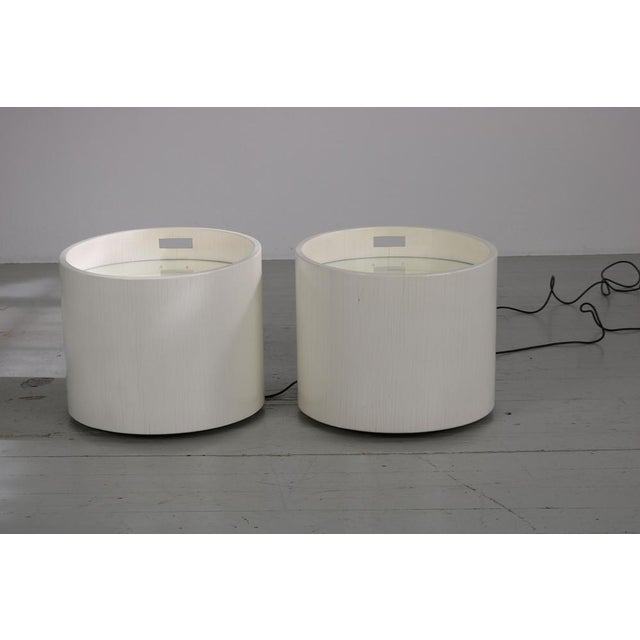 Barrel-Shaped Illuminated Tables in White Lacquered Wood with Glass Tops, 1970s, Set of 2 For Sale - Image 10 of 18