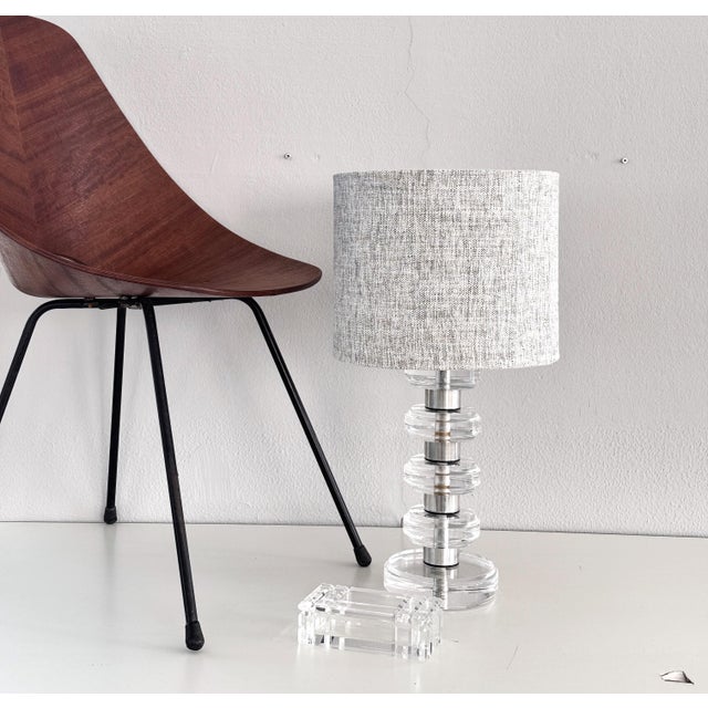 A sculptural table lamp in the postmodernist style of the 1970s, Made in Italy. The lamp features a body made of thick,...