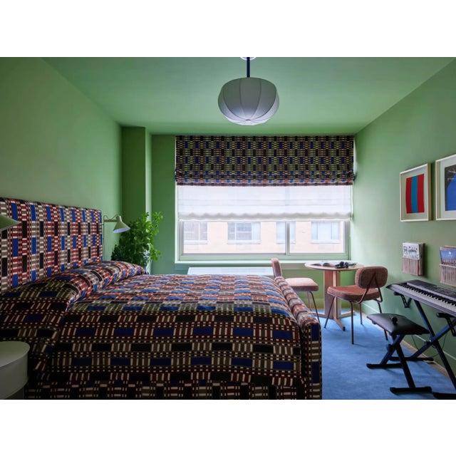 The State chair rests on jade-lacquered metal feet and is upholstered with Smooth 33 and Smooth 31 for the piping.