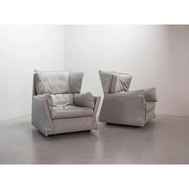 1970s Viola D'Amore Lounge Chairs with Ottoman in Grey Leather by Piero De Martini for Cassini, Italy, 1977, Set of 3 For Sale - Image 5 of 12