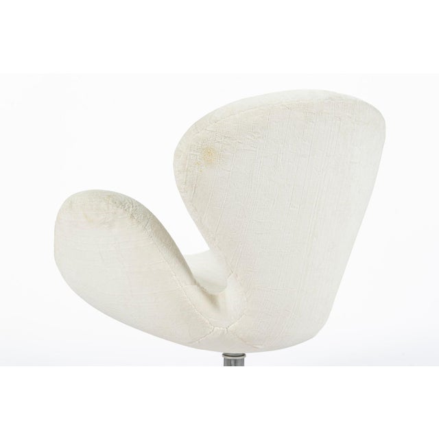 White Mid Century Danish Swan Chairs by Arne Jacobsen for Fritz Hansen 1960s, 2 Avail For Sale - Image 15 of 16