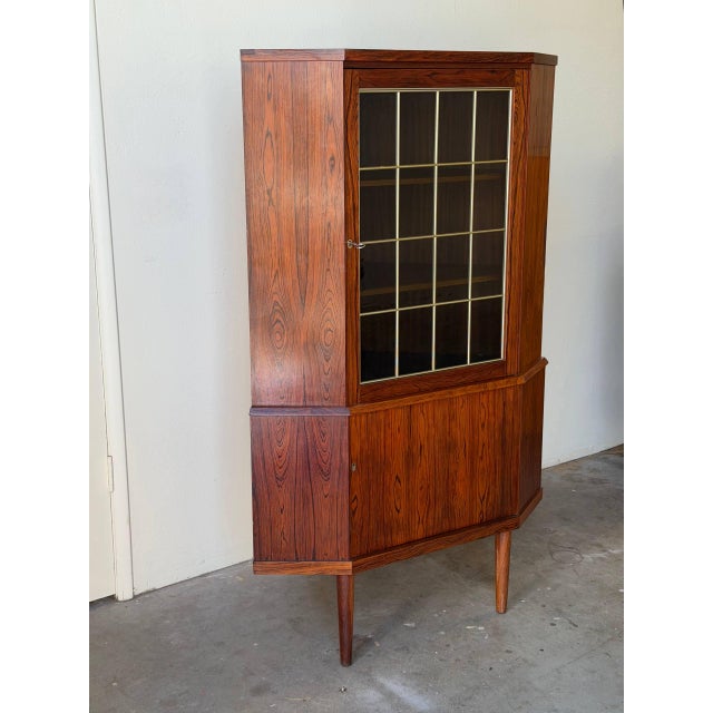 1960s Mid Century Danish Rosewood Corner Cabinet – Vintage Scandinavian Display Cabinet 1960s For Sale - Image 5 of 11