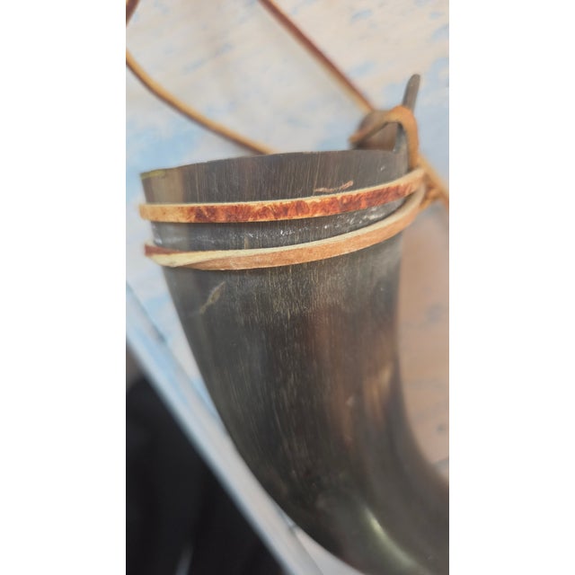 Vintage Colonial Style Natural Horn Powder Flask With Leather Hanging Strap For Sale In New York - Image 6 of 15