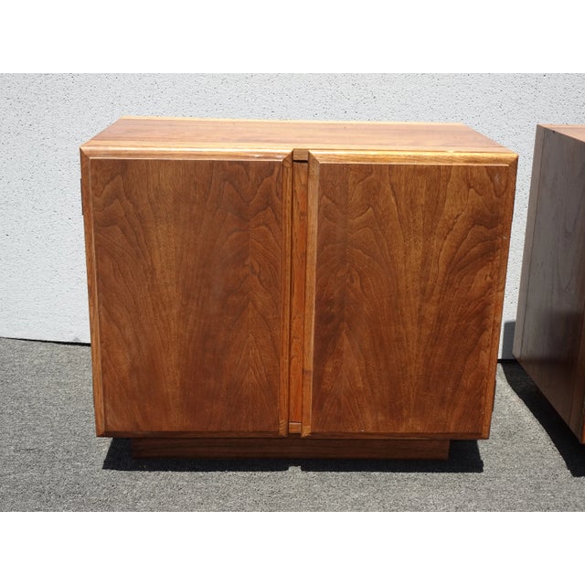 Lane Furniture Pair Vintage Mid Century Modern Brown Lane Furniture Nightstands For Sale - Image 4 of 12