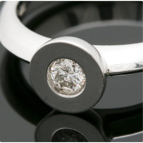 Contemporary 18k White Gold Diamond Solitaire Ring, Size 7 For Sale - Image 3 of 8