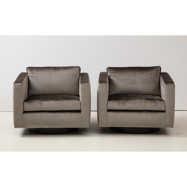1960s Pair of Swivel Cube Lounge Chairs by Harvey Probber, Unlabeled For Sale - Image 5 of 6
