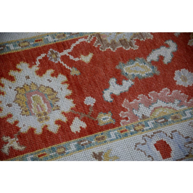 This modern Turkish Oushak rug is a stunning piece of art that has been handwoven using traditional techniques by skilled...