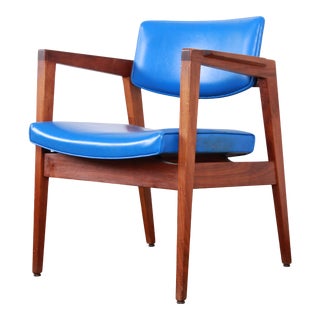 Jens Risom Style Mid-Century Modern Solid Walnut Lounge Chair by Gunlocke For Sale