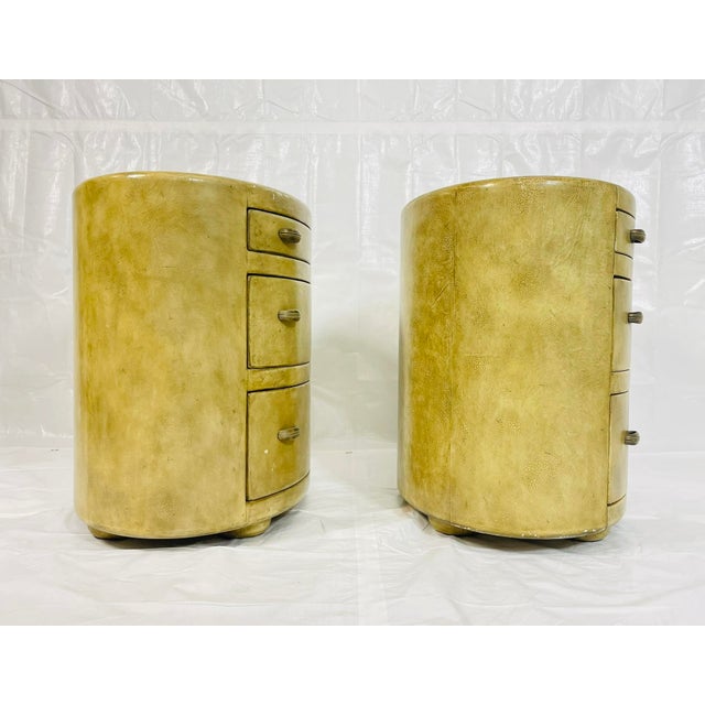 1980s Pair of Henredon Oval 3-Drawer Nightstands / Bachelor’s Chests, Lacquered Finish For Sale In Los Angeles - Image 6 of 18