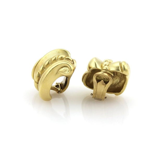 This authentic vintage pair of earrings by Kieselstein-Cord is crafted in solid 18k yellow gold and features the brands...