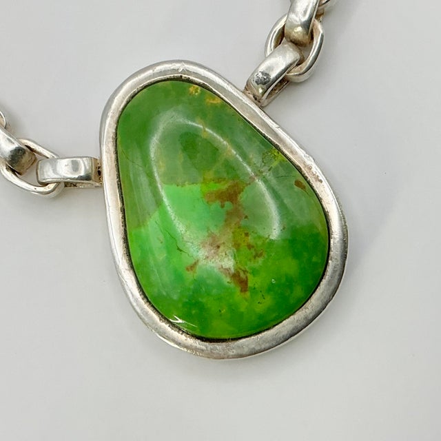 Ralph Lauren 1980s Vintage Southwestern Navajo Americana Carico Lake Sterling & Green Turquoise Pendant Necklace For Sale - Image 4 of 14
