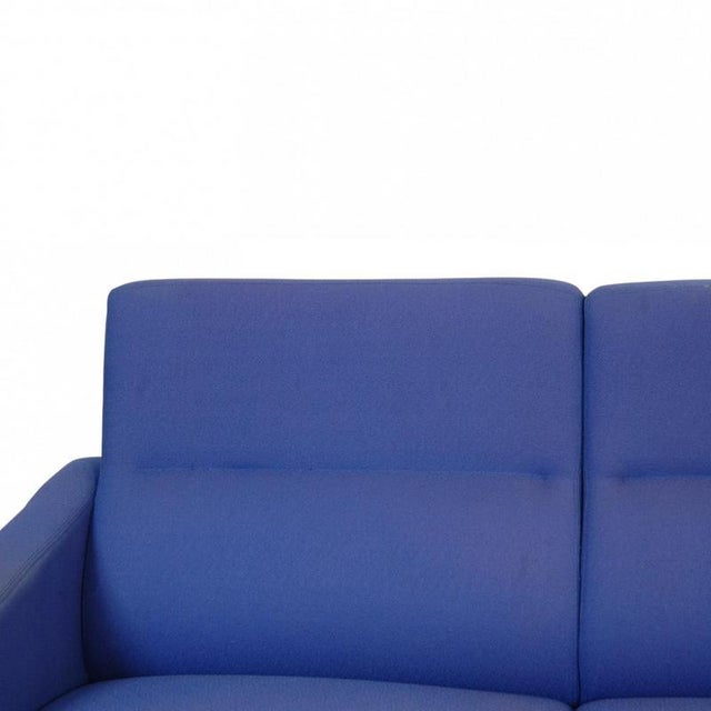 Model 3303 3-Seater Sofa in Blue Fabric by Arne Jacobsen, 1997 For Sale - Image 4 of 18