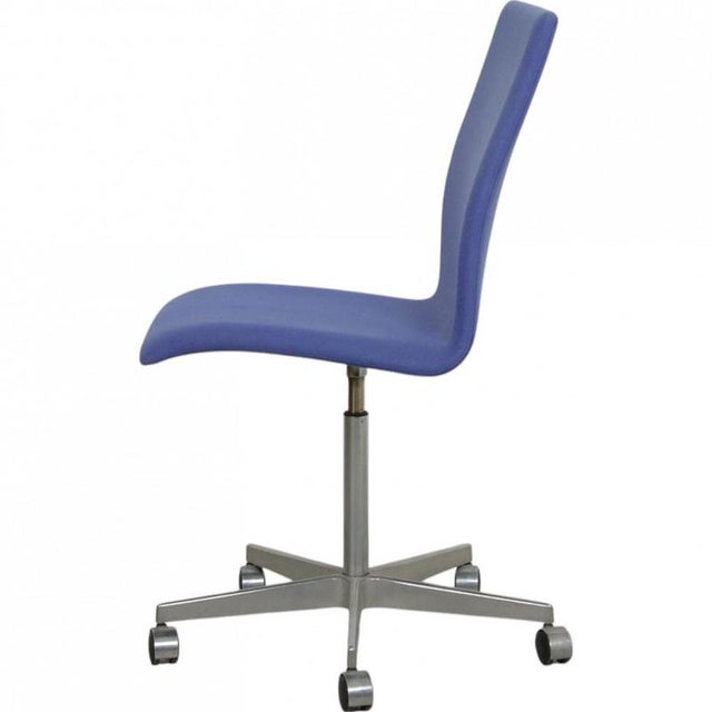 Oxford Office Chair in Blue Fabric by Arne Jacobsen For Sale - Image 4 of 10