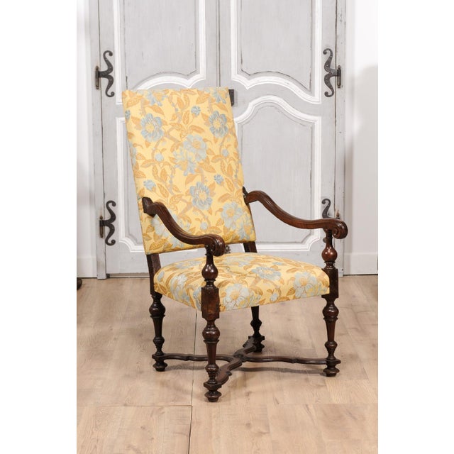 Italian Baroque Period 17th Century Walnut Armchair with Carved X-Form Stretcher For Sale In Atlanta - Image 6 of 12