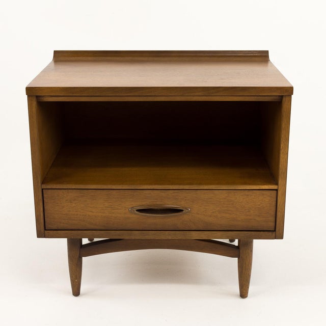 Broyhill Sculptra Mid Century Walnut Nightstand This nightstand measures: 24 wide x 15 deep x 22.5 inches high ABOUT...