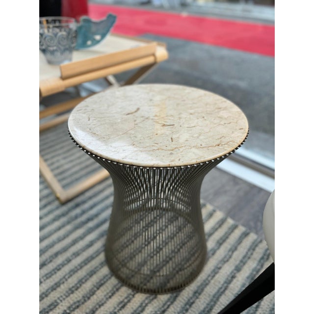 Warren PLATNER (1919-2006) Pair of steel side tables, marble top Height: 47 cm - Diameter: 40 cm circa 1990 This piece has...