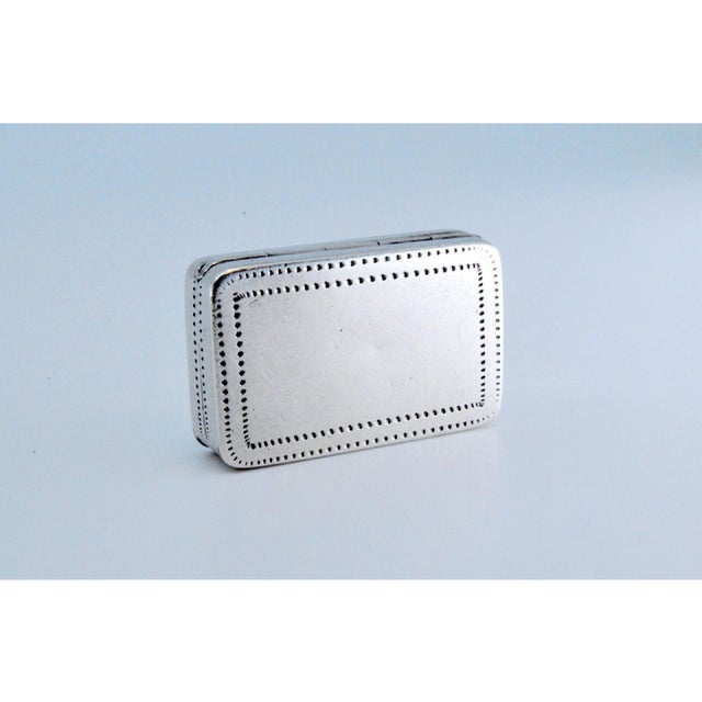 George III Silver and Gold Vinaigrette Box with Engravings For Sale - Image 9 of 11