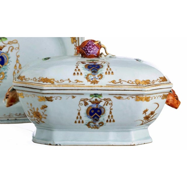 18th-Century Tureen with Coat of Arms Presentation Dish Made of Chinese porcelain, East India Company, Qianlong reign...