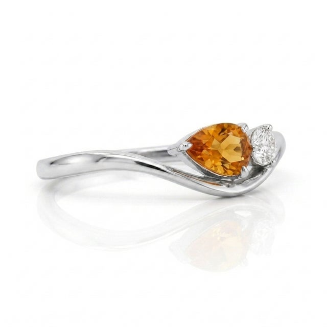 Inject a warm, golden radiance into your daily look with this fluid V-shaped ring, expertly sculpted to cradle a brilliant...