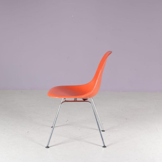 1960s dining chairs designed by Charles & Ray Eames and produced by Herman Miller in the USA. The chairs feature molded...