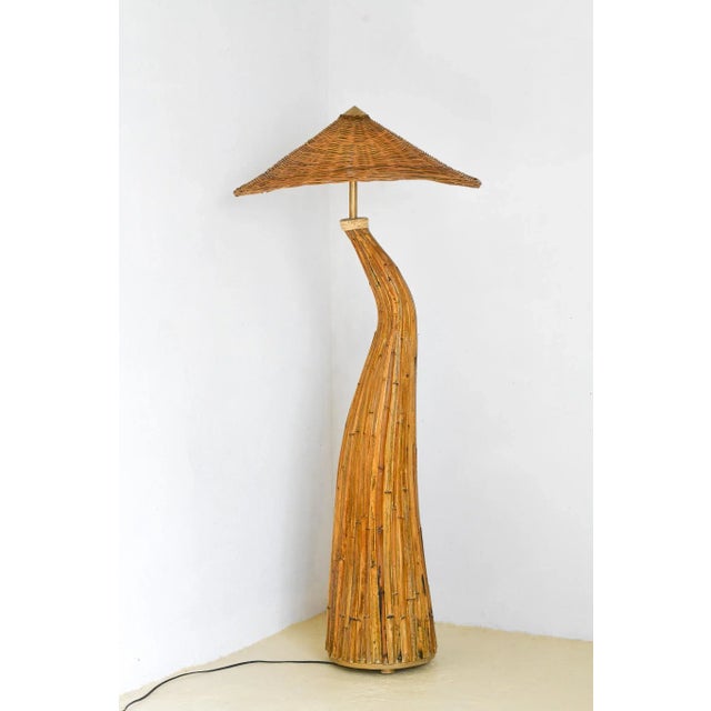This stunning rattan floor lamp is an exquisite mid-century modern piece, expertly crafted with an organic shroom shape...