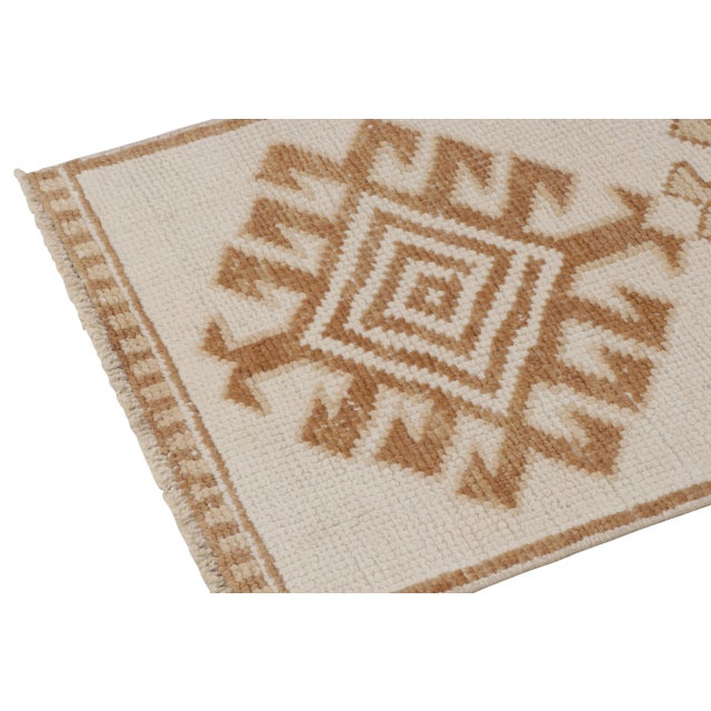 1950s Vintage Tribal Runner in White & Brown Geometric Pattern by Rug & Kilim For Sale - Image 5 of 7