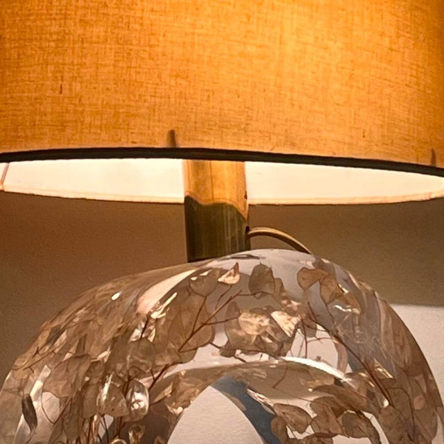 This table lamp is a magnificent example of organic and decorative lighting in 1970s Italian design. The base, made of...